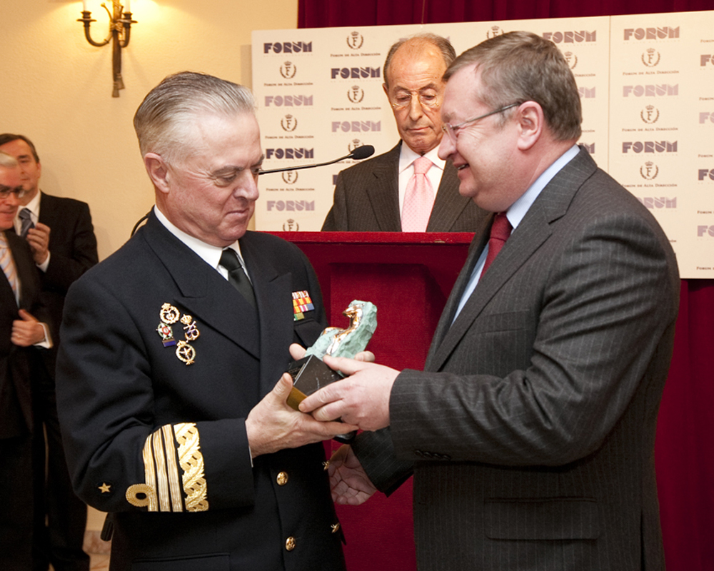 El almirante Rebollo recibe el galardón de la mano del Embajador de Rusia en España 